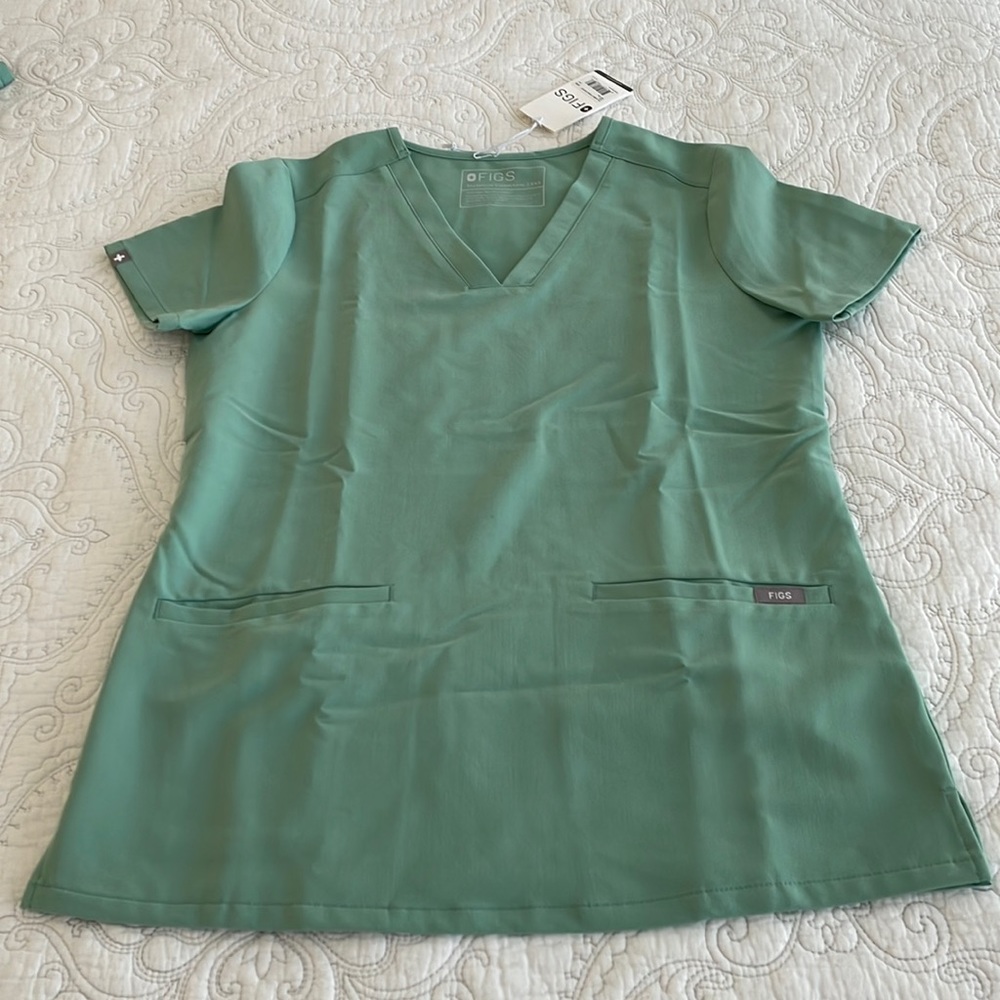 NWT - Figs Casma Three-Pocket top - green Jade - XXS